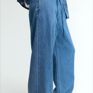 Pantalón denim con cordón de ajuste. Azul claro.
